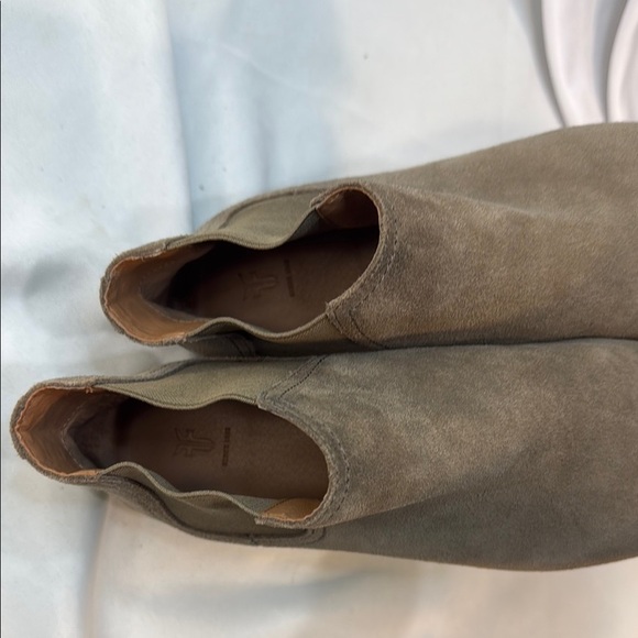 FRYE Mallory Chelsea Suede Leather Ankle boots, Taupe, women’s size 8, preowned - Picture 4 of 11